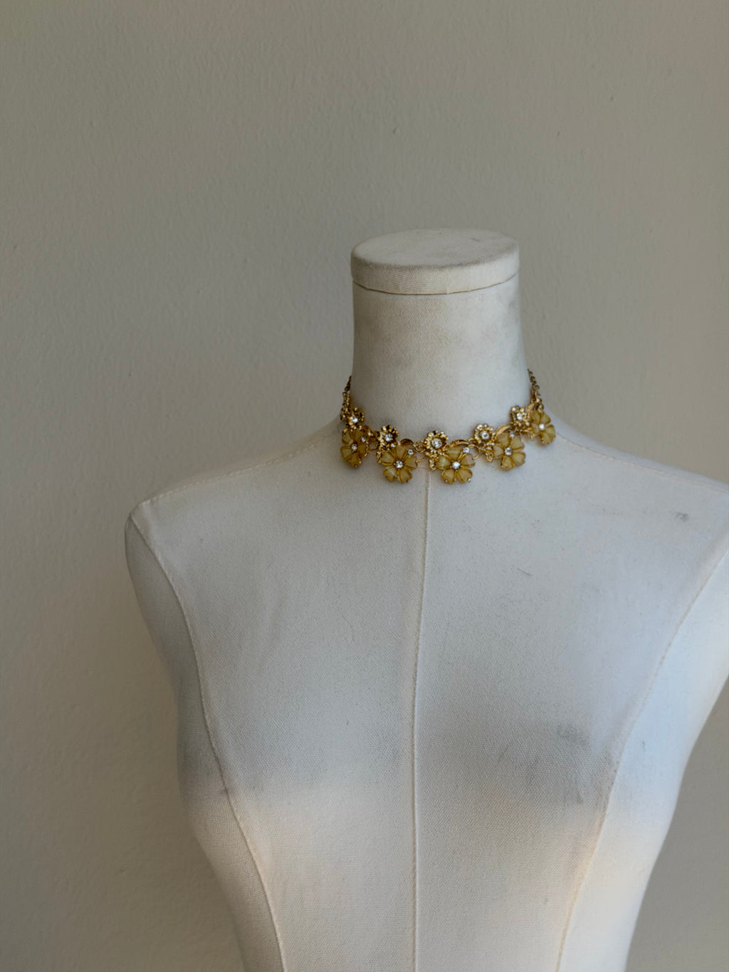 flower rhinestone choker