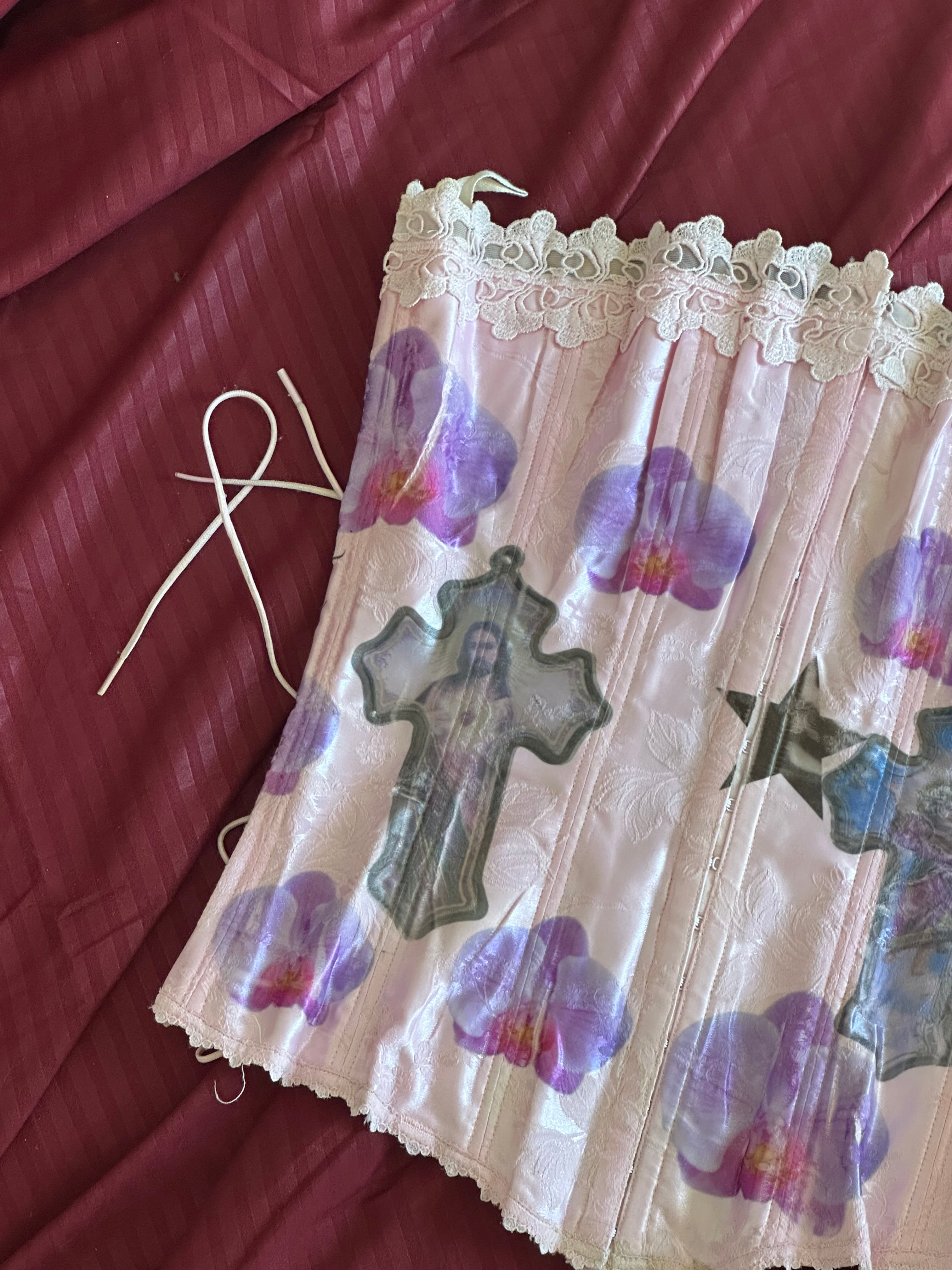 “Heaven Awaits” Orchid Cross Corset 🌸 (Frederick’s of Hollywood Vintage, Size 34 / 74A)