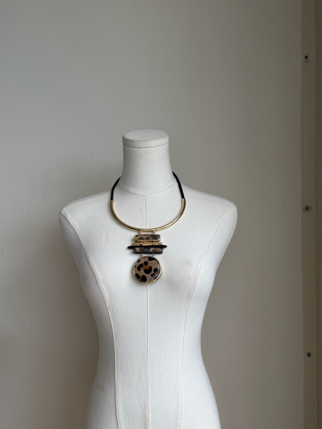 Leopard Pendant Collar Necklace