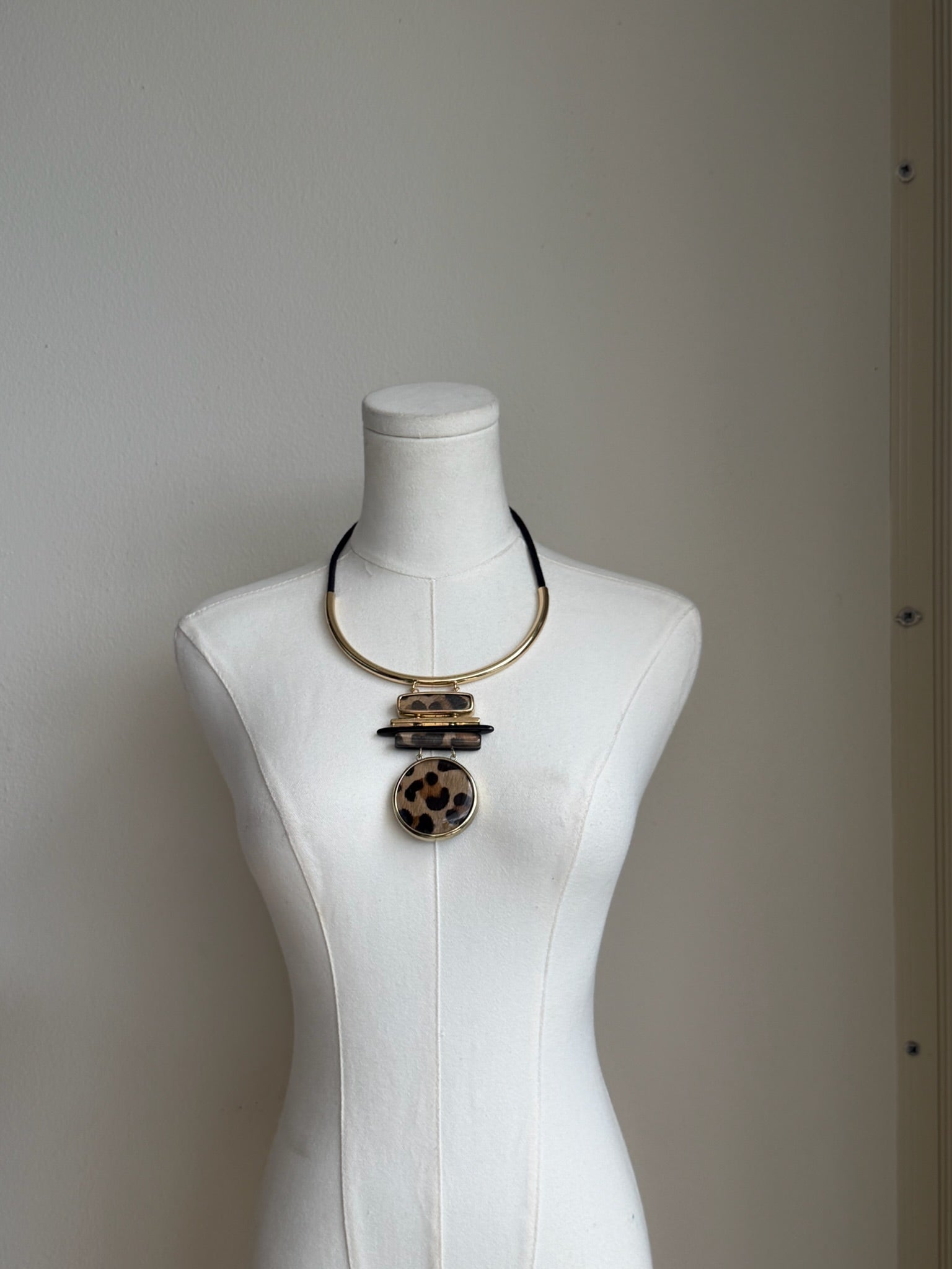 Leopard Pendant Collar Necklace