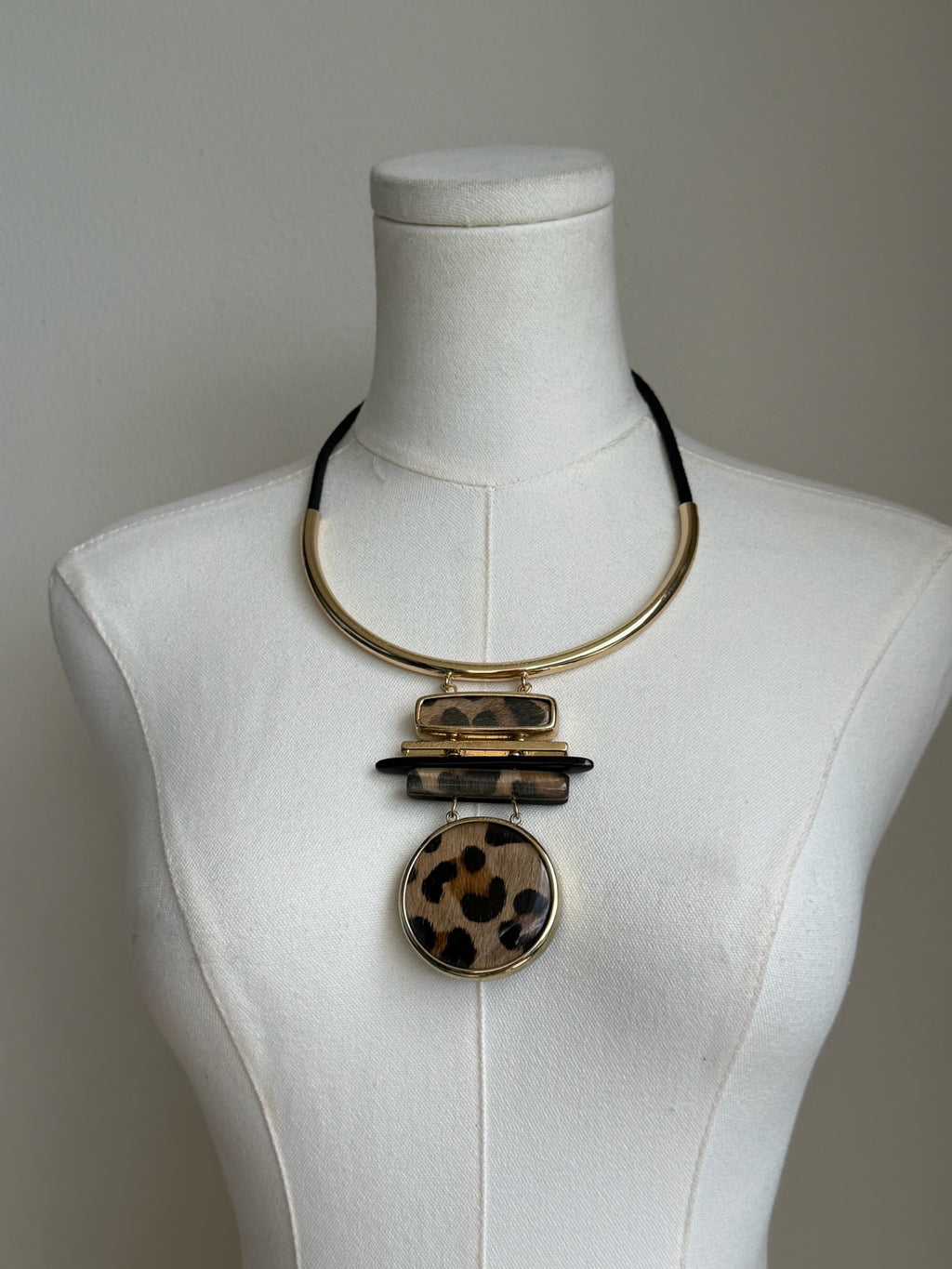 Leopard Pendant Collar Necklace