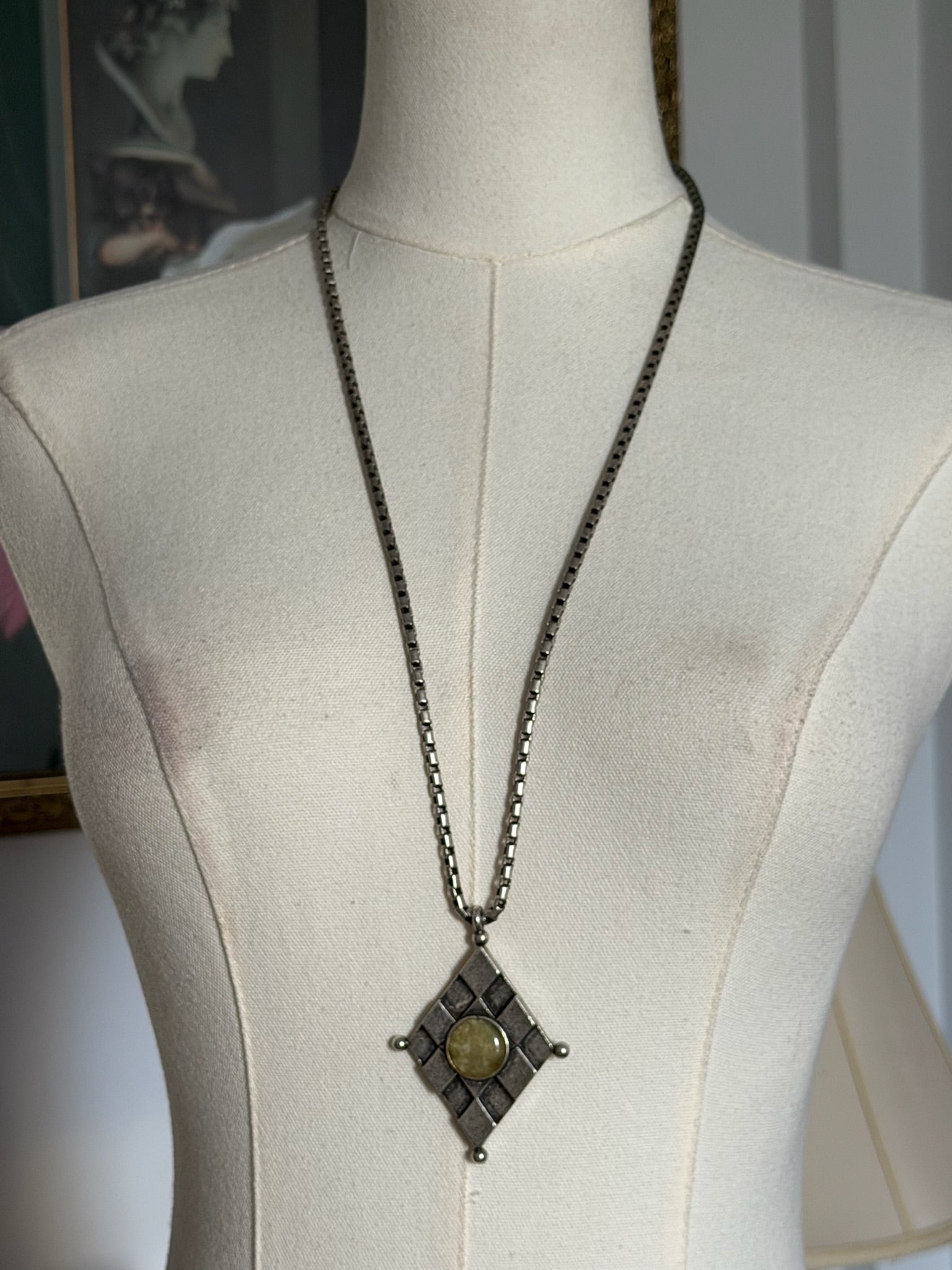 Geometric pendant necklace