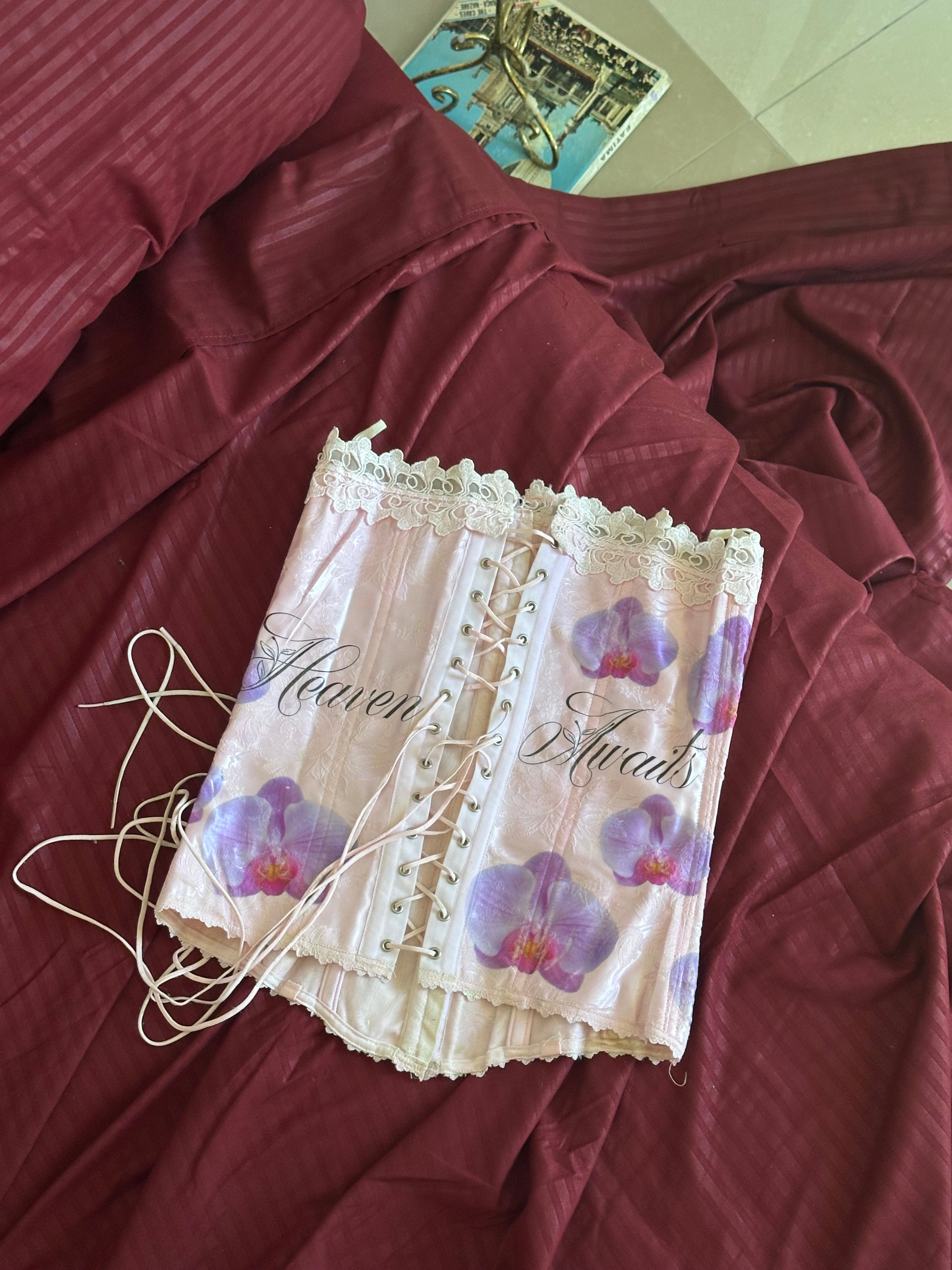 “Heaven Awaits” Orchid Cross Corset 🌸 (Frederick’s of Hollywood Vintage, Size 34 / 74A)